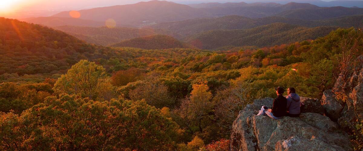 Shenandoah nasjonalpark som inkluderer fjell, rolig landskap og skog