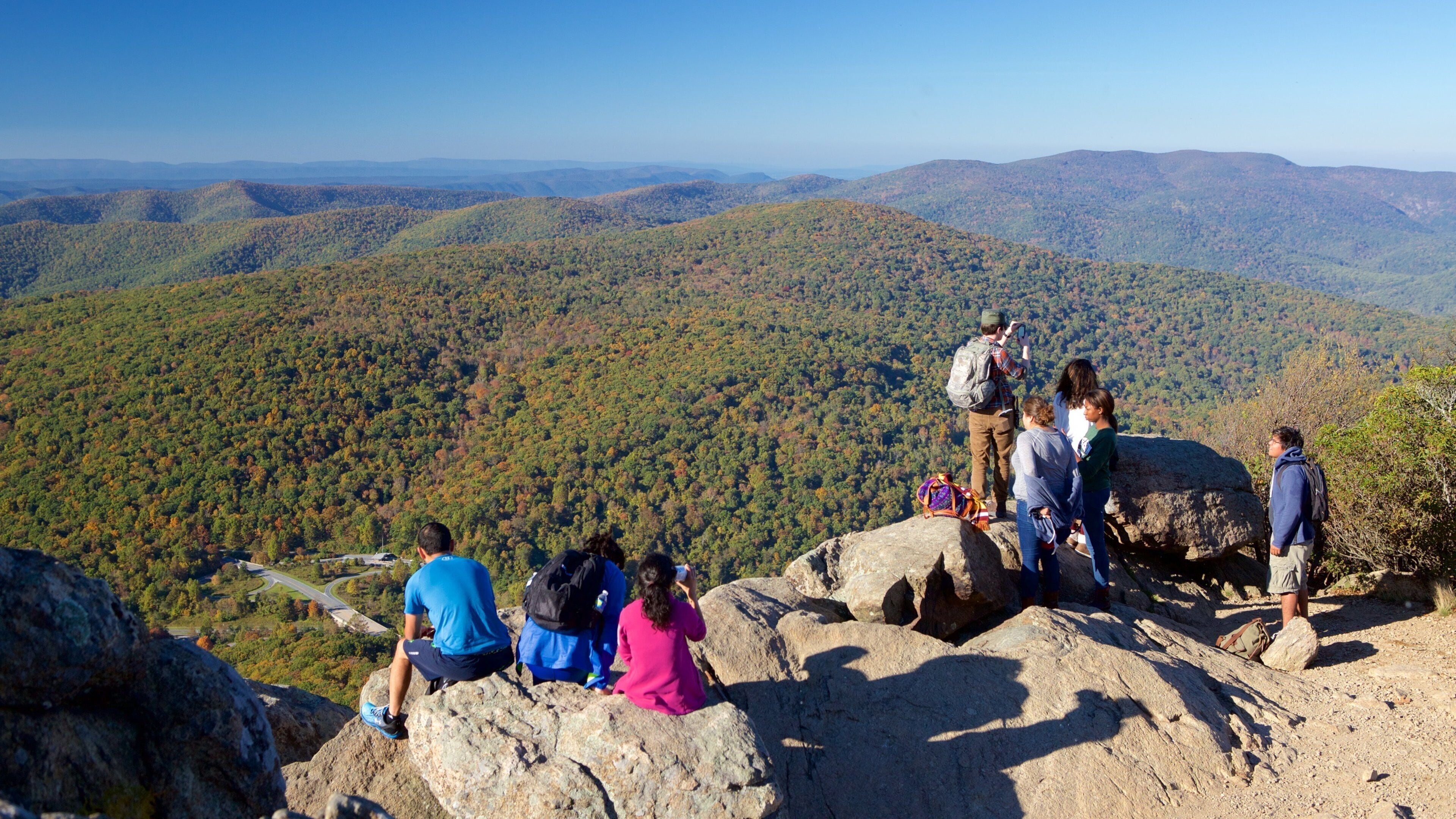 Mary\'s Rock Summit Trail som viser fredfyldte omgivelser og udsigt over landskaber såvel som en lille gruppe mennesker