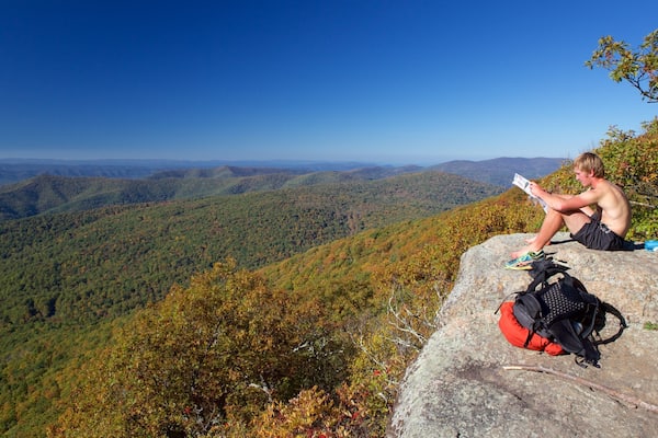 Shenandoahin kansallispuisto joka esittää vuoret, rauhalliset maisemat ja metsät