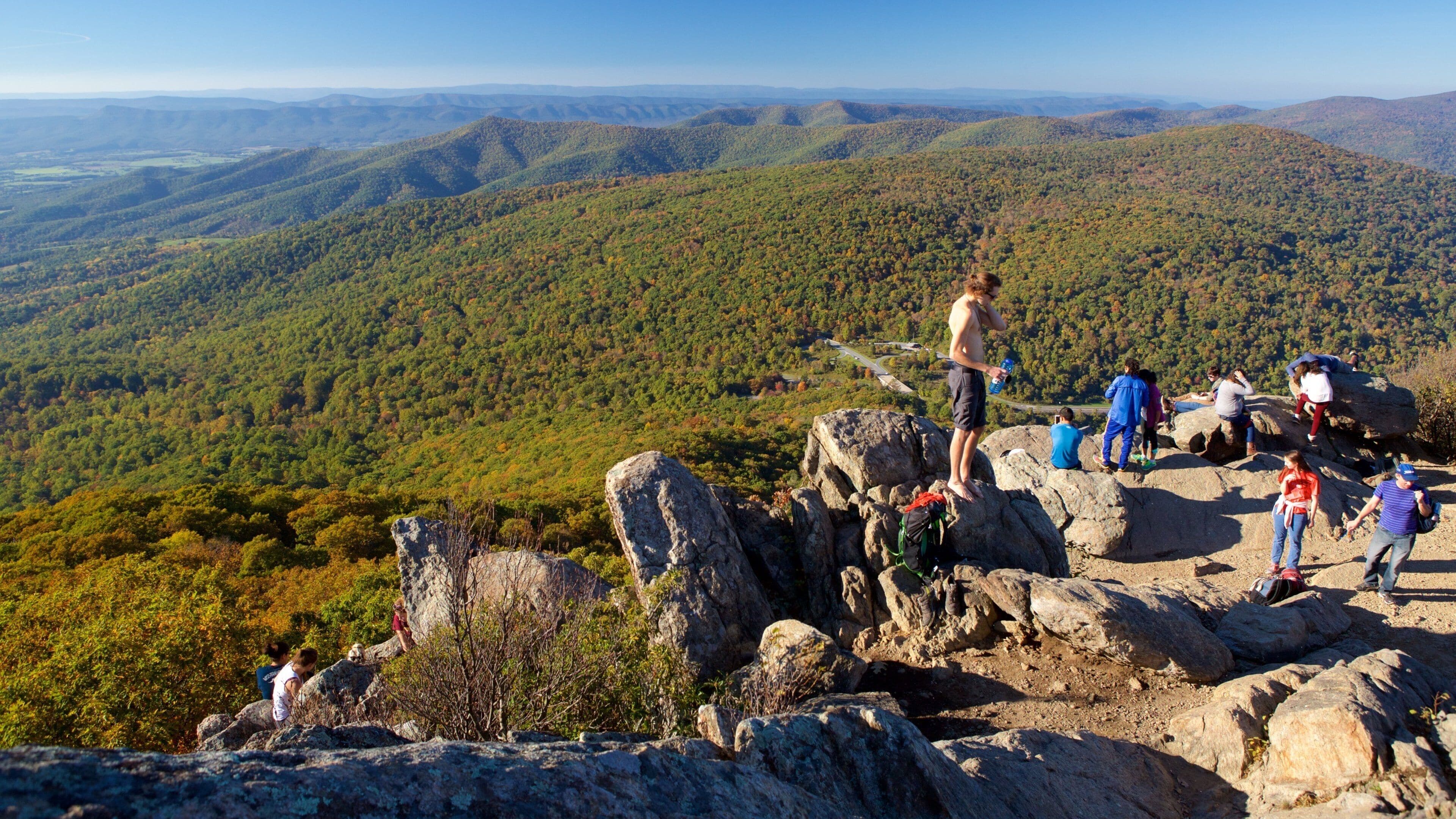 Shenandoah nasjonalpark som viser fjell og vandring eller fottur i tillegg til en liten gruppe med mennesker