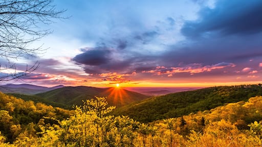 Sunrise from Tunnel Parking Overlook. Shenandoah National Park.