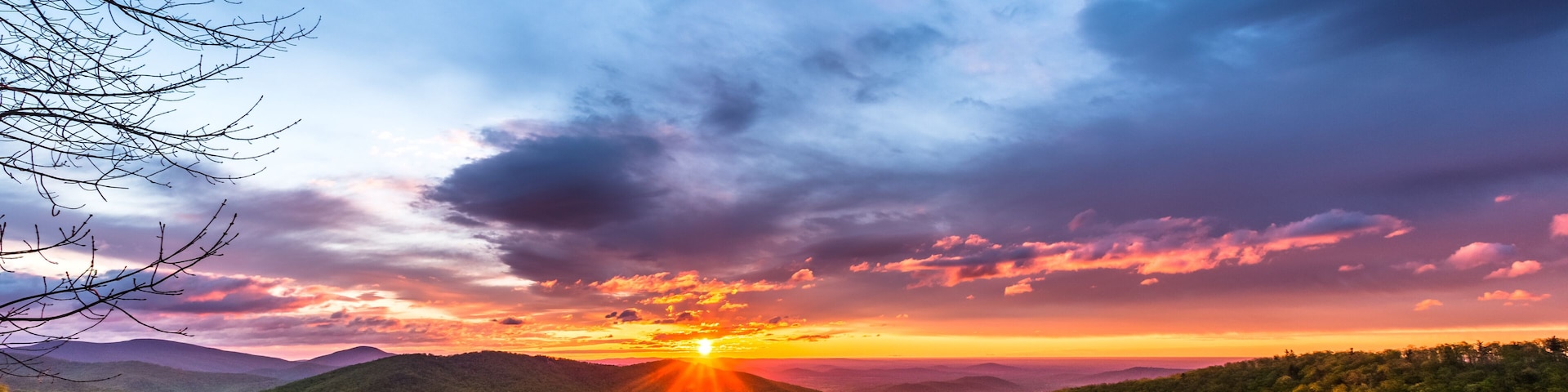 Sunrise from Tunnel Parking Overlook. Shenandoah National Park.