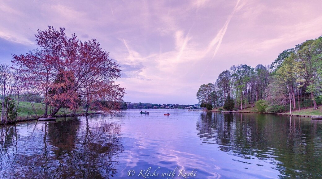 Beautiful sunset over Lake Anna on a spring evening !!
#klickswithkushi #philadelphia #landscapes #traveljournals #virginia #mineral #lakeanna #lakehouse #kayaks #sunset #eveningchills #breeze #clearskies #skyisonfire #calmwaters
