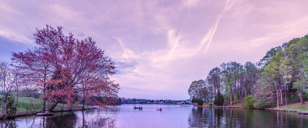 Beautiful sunset over Lake Anna on a spring evening !!
#klickswithkushi #philadelphia #landscapes #traveljournals #virginia #mineral #lakeanna #lakehouse #kayaks #sunset #eveningchills #breeze #clearskies #skyisonfire #calmwaters