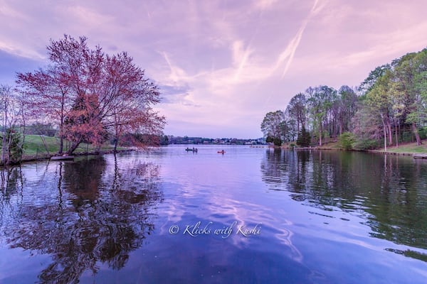 Beautiful sunset over Lake Anna on a spring evening !!
#klickswithkushi #philadelphia #landscapes #traveljournals #virginia #mineral #lakeanna #lakehouse #kayaks #sunset #eveningchills #breeze #clearskies #skyisonfire #calmwaters