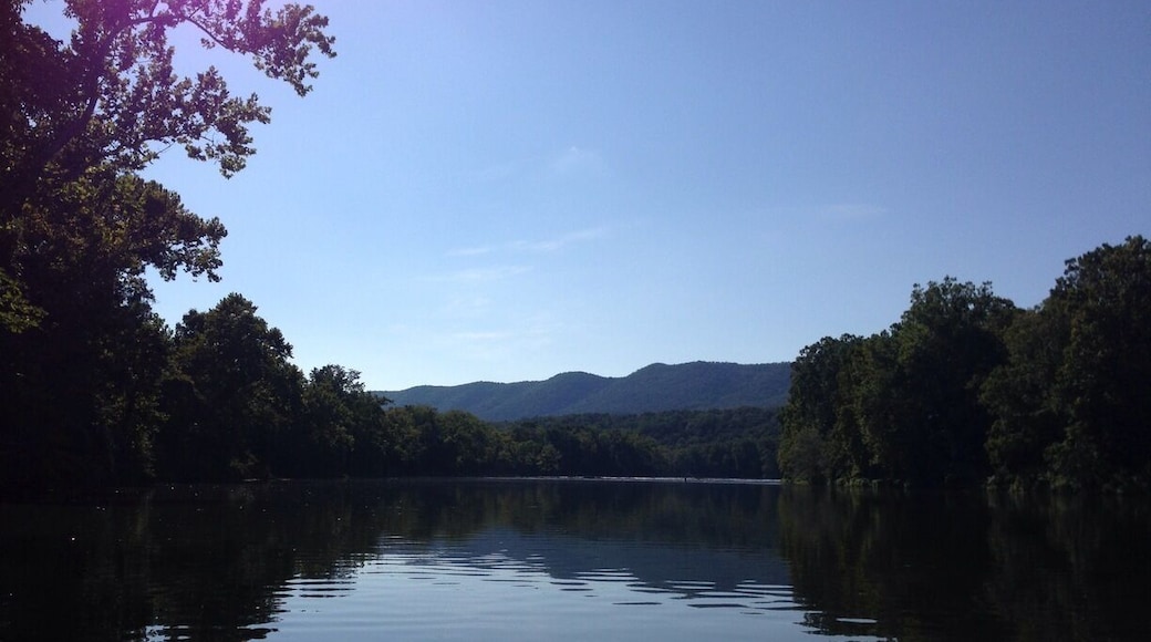Serene flowing river in Shenandoah valley, ample place to swim, BBQ, picnicking:)