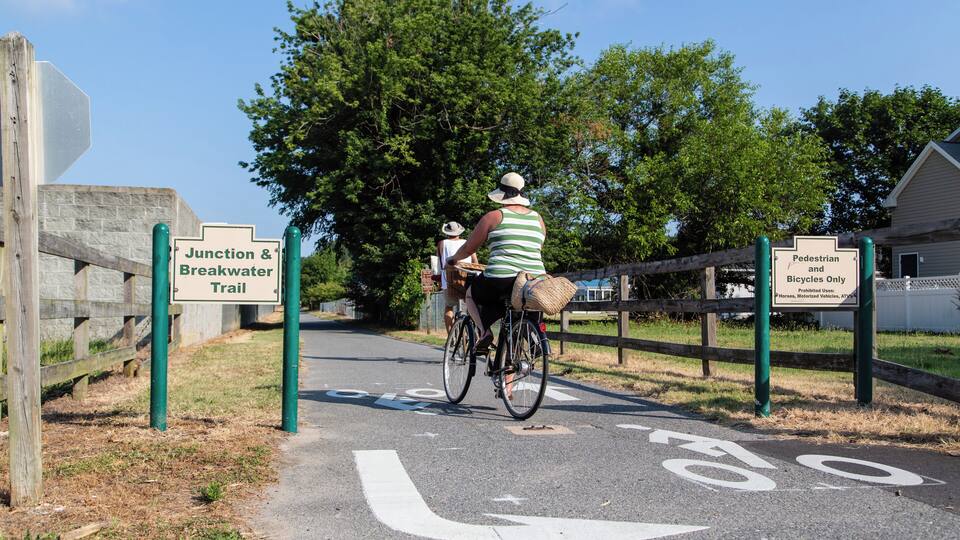 A Junction & Breakwater Trail with a bicycle path marked by white arrows.