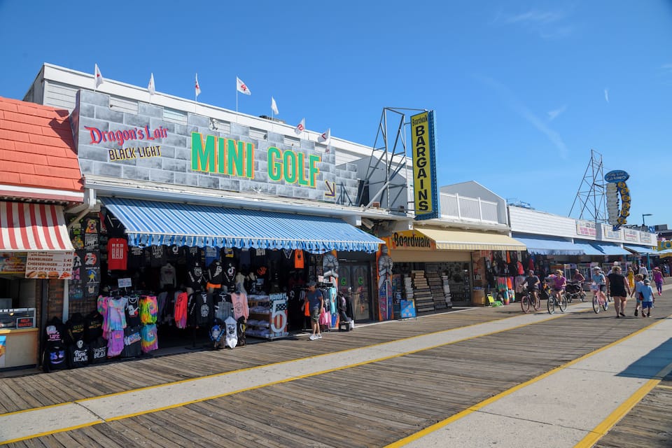 Un paseo marítimo con tiendas, incluyendo Dragon's Lair y Mini Golf.