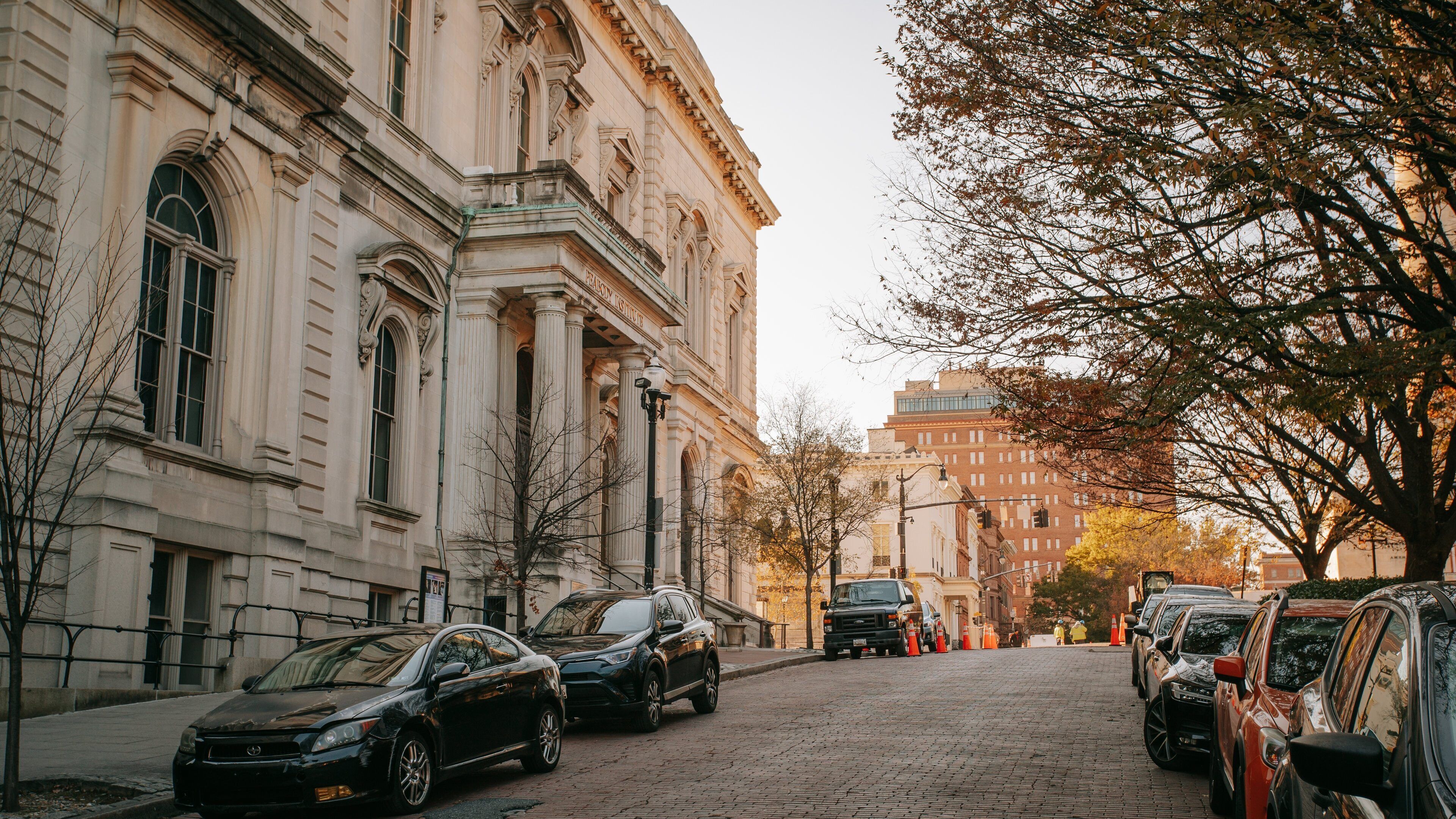 George Peabody Library featuring heritage architecture