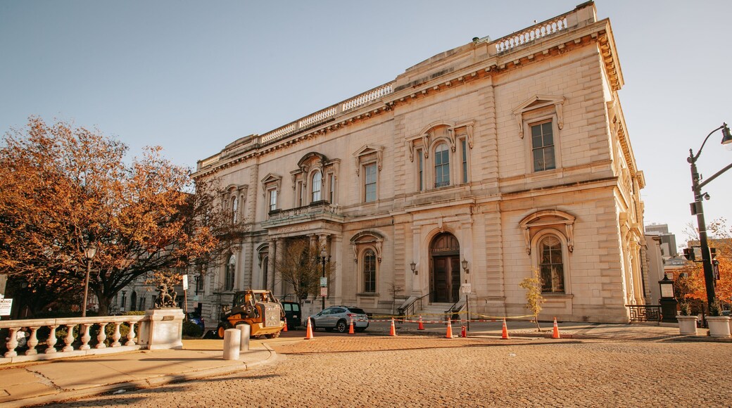 George Peabody Library featuring heritage architecture and an administrative buidling
