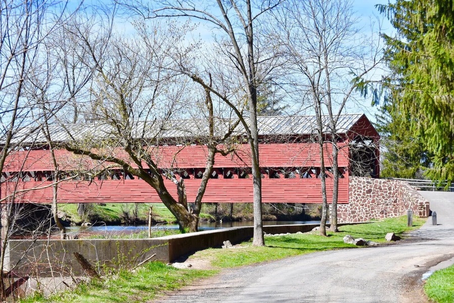 A lovely quiet daytime spot. Lots of ghost hunters after dark.