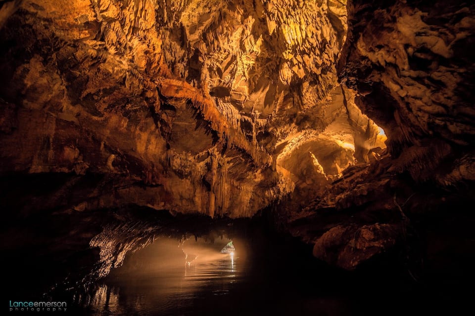 Una cueva con estalactitas y estalagmitas.