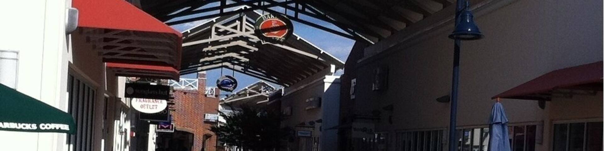 A great outlet mall with outdoor walking. You can get some good deals here