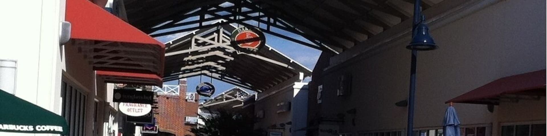 A great outlet mall with outdoor walking. You can get some good deals here