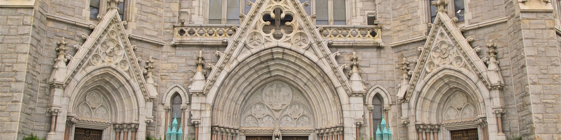 Ein großer, prächtiger Dom mit aufwendigen Steinmetzarbeiten und einem markanten Eingang.