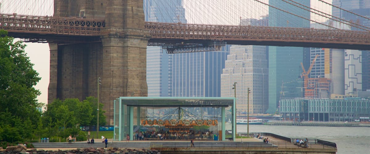 Jane’s Carousel mit einem Brücke, Wolkenkratzer und Geschichtliches