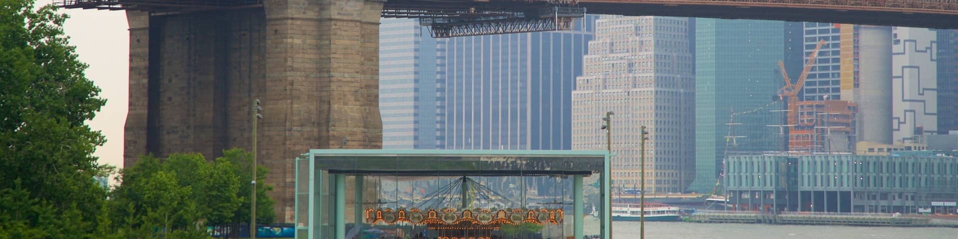 Jane’s Carousel que incluye un río o arroyo, una ciudad y elementos del patrimonio