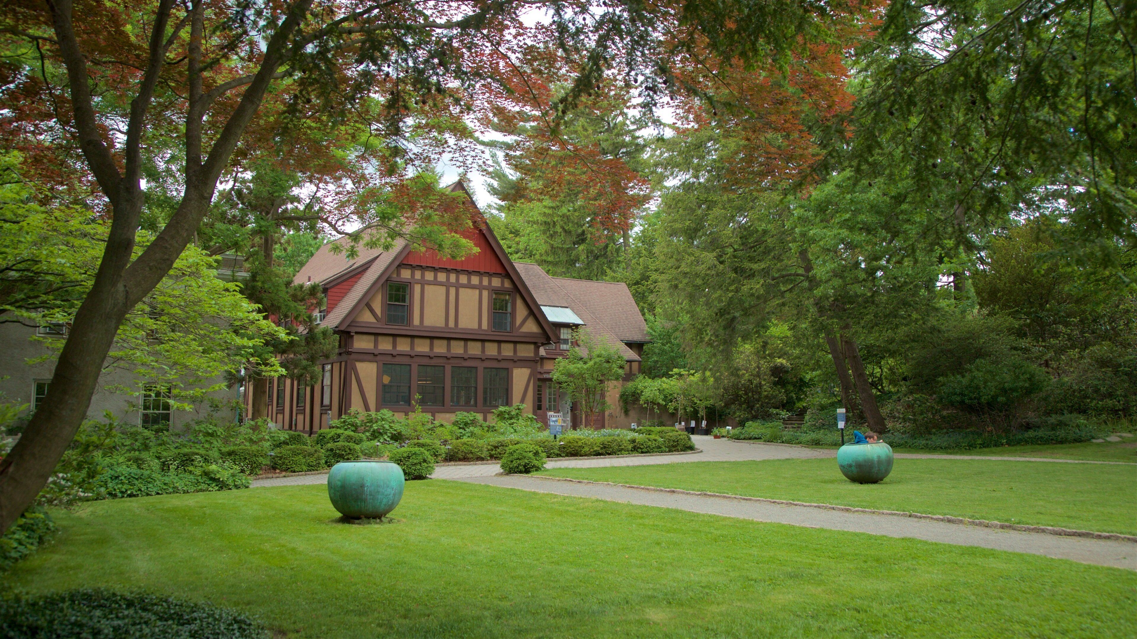 Van Vleck House & Gardens which includes a park and a house