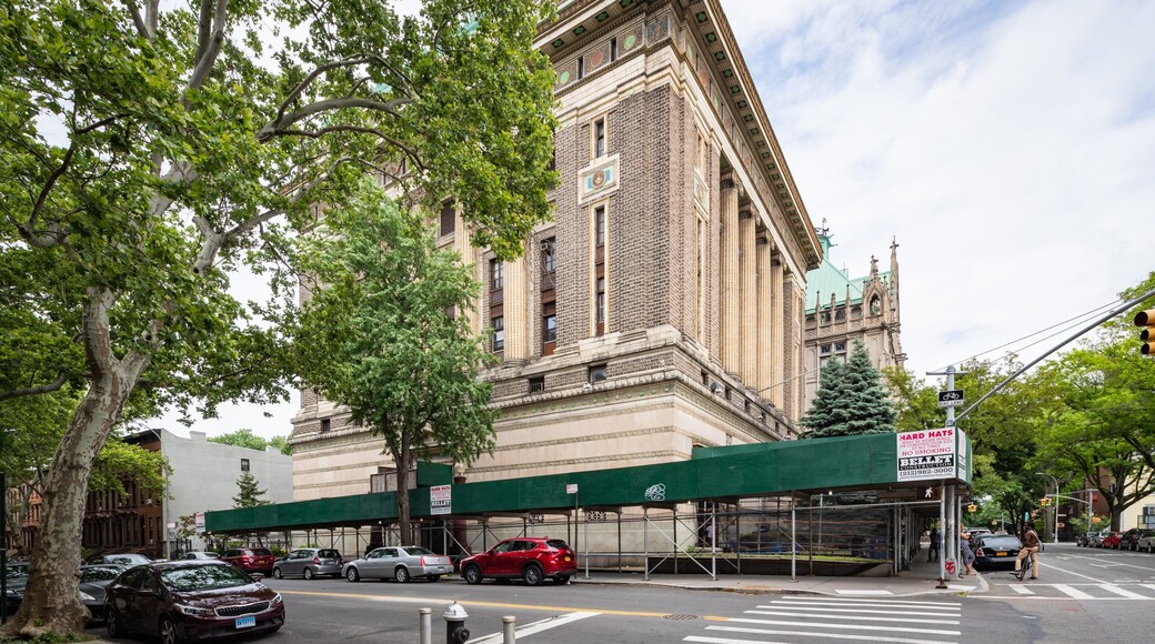 Brooklyn Masonic Temple showing a city