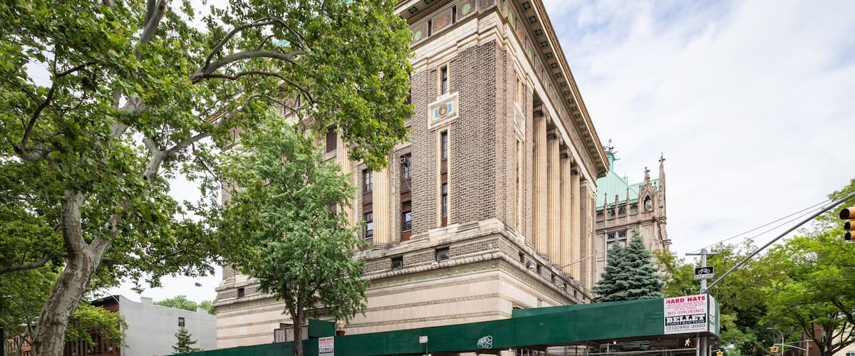 Brooklyn Masonic Temple showing a city