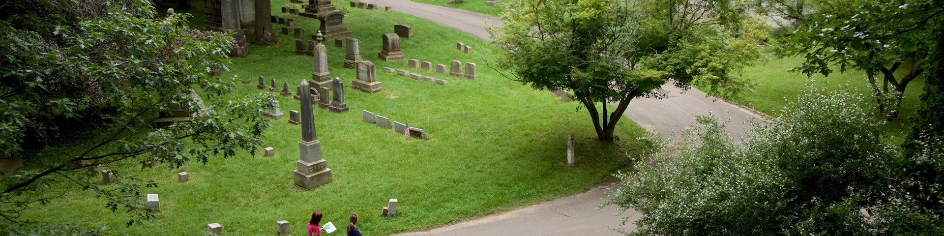 Mount Hope Cemetery caracterizando escalada ou caminhada e um cemitério assim como um casal
