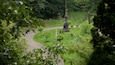 Een begraafplaats met tal van grafstenen en een centraal monument.
