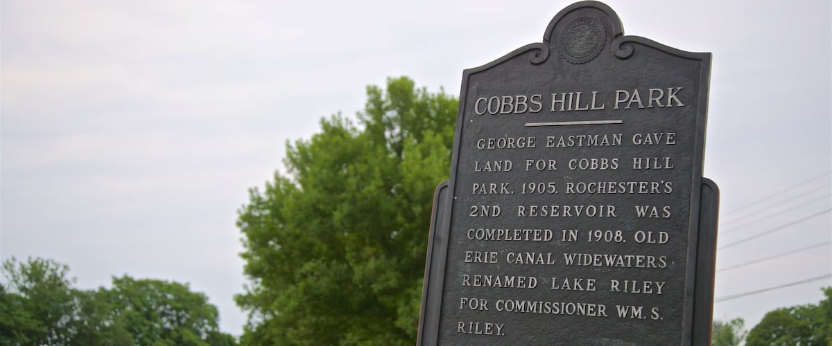 Parque Cobbs Hill que incluye señalización