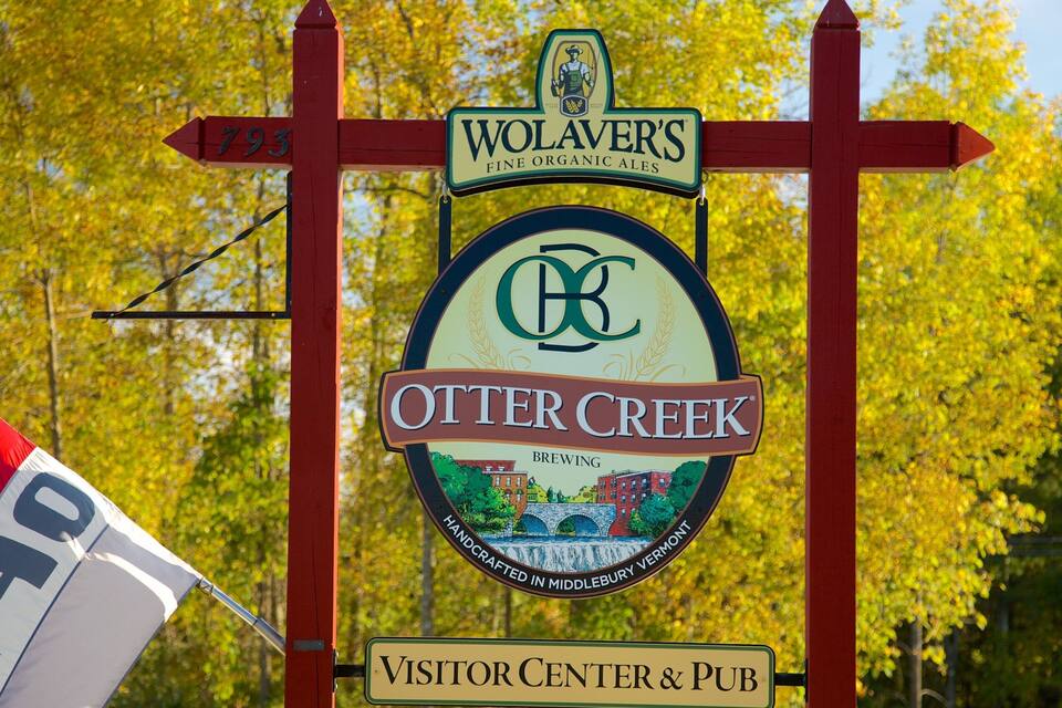 Placa da Otter Creek Brewery com Centro de Visitantes e Pub.