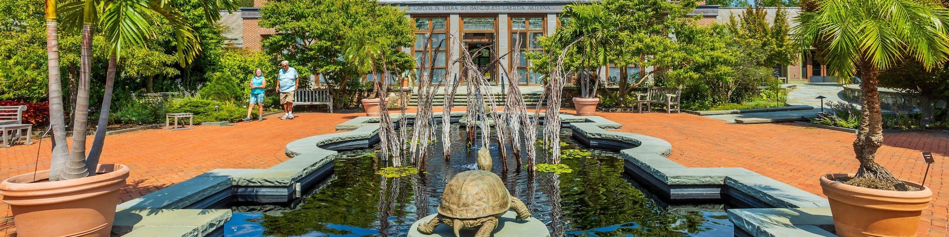 Tower Hill Botanic Garden showing a fountain