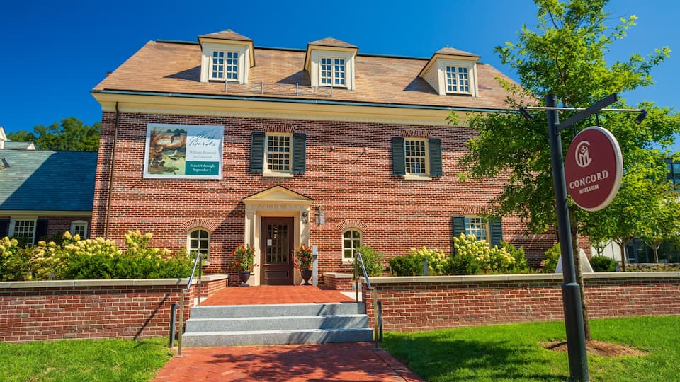 A brick building with a sign for Concord Museum.