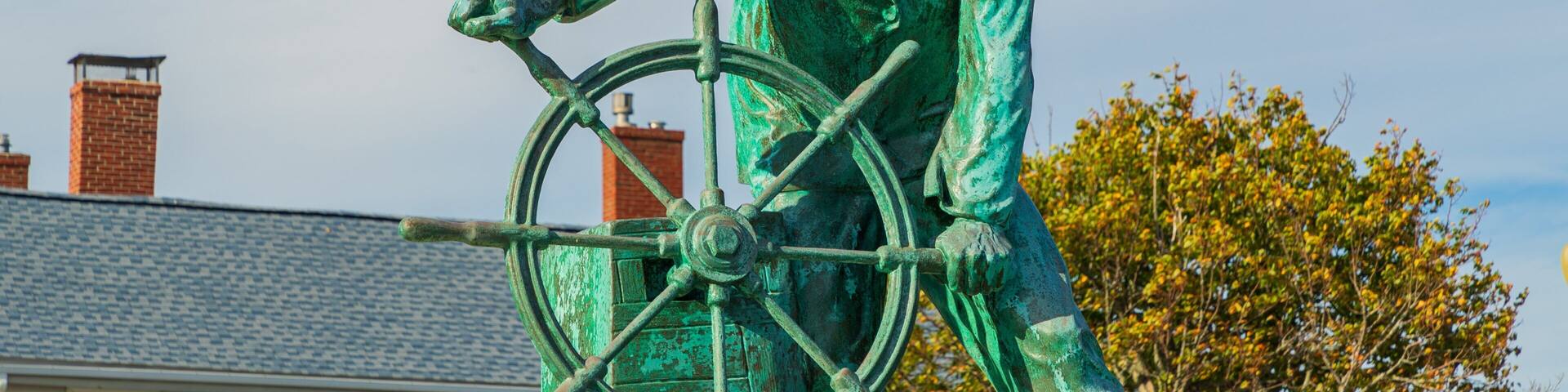 Fishermen\'s Memorial Monument showing a statue or sculpture