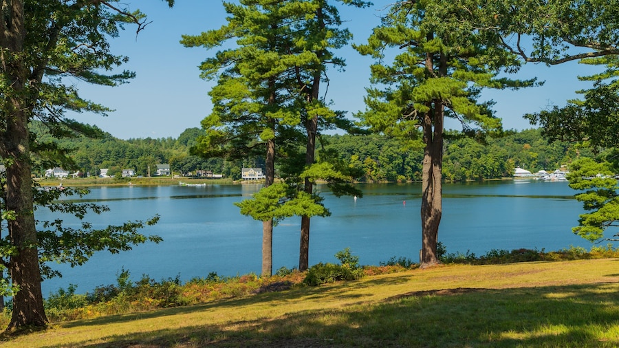 Maudslay State Park showing a lake or waterhole