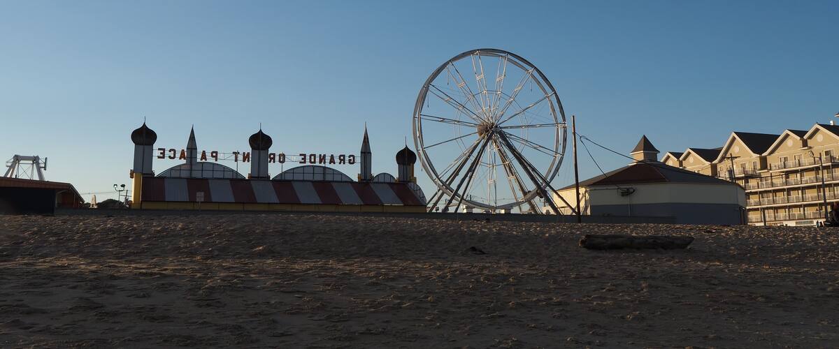 Verlassener Rummel in Old Orchard Beach bei Sonnenschein, Maine