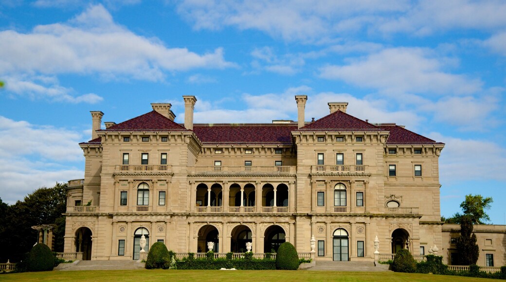 Cliff Walk fasiliteter samt hage og historisk arkitektur