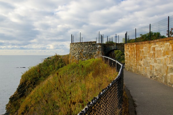 Cliff Walk showing general coastal views