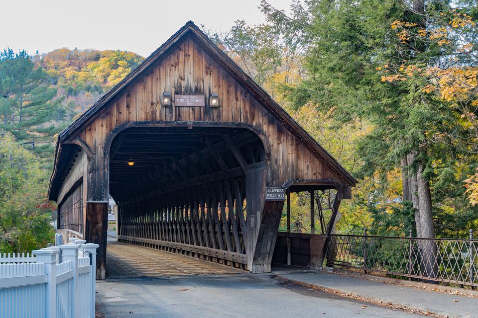 Un puente cubierto de madera con un letrero que dice "Woodstock Middle Bridge".