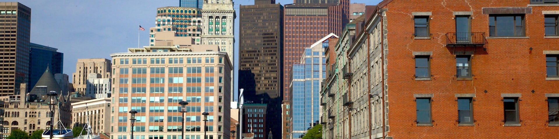 HarborWalk mostrando una plaza y una ciudad