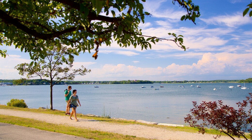 East Prom Trail inclusief een tuin en een baai of haven en ook een stel