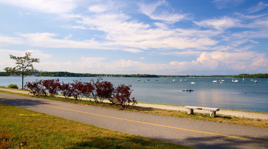 East Prom Trail ofreciendo un jardín y una bahía o puerto