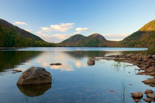 Jordan Pond mettant en vedette scènes tranquilles et mare