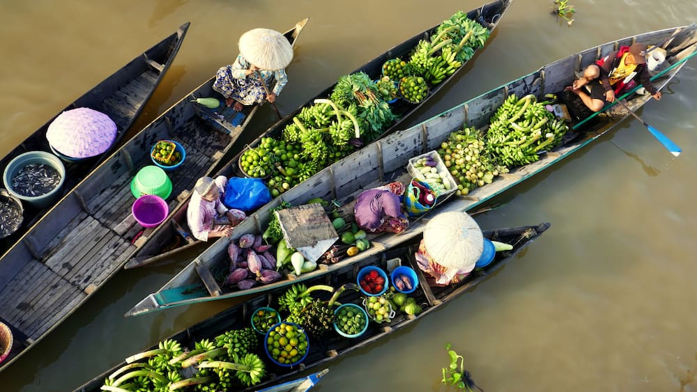 5 bunte Ruderboote von oben gesehen auf dem schwimmenden Markt Lok Baintan in Kalimantan