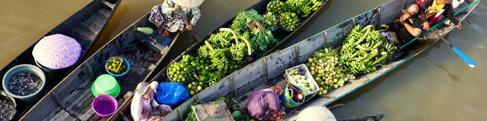 5 bunte Ruderboote von oben gesehen auf dem schwimmenden Markt Lok Baintan in Kalimantan