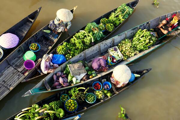 5 bunte Ruderboote von oben gesehen auf dem schwimmenden Markt Lok Baintan in Kalimantan