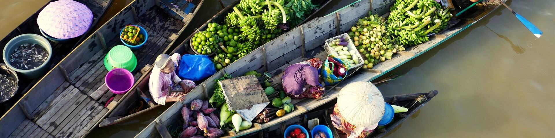 5 bunte Ruderboote von oben gesehen auf dem schwimmenden Markt Lok Baintan in Kalimantan