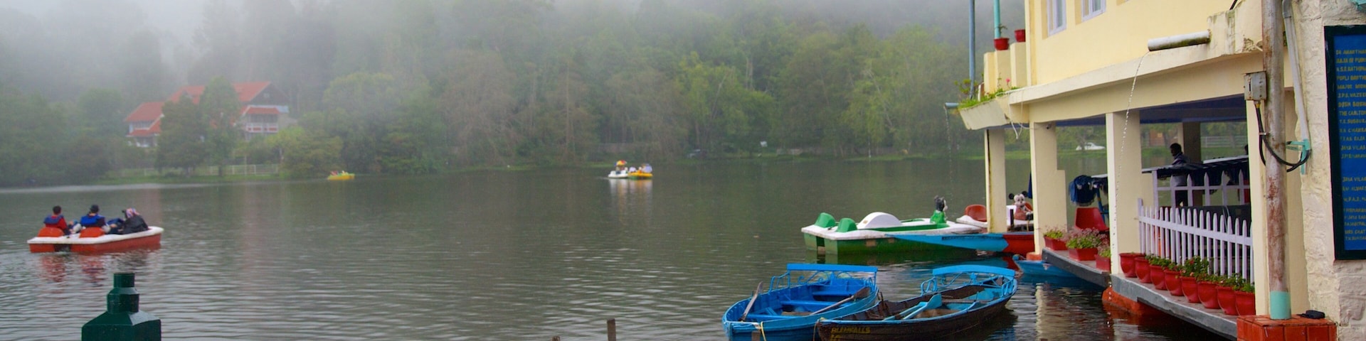 Kodaikanal ofreciendo un lago o espejo de agua y botes