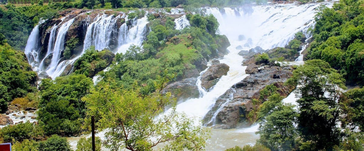 #LifeAtExpedia #ExpediaCares
Sometimes called as India's very own Niagara Falls. This horse shoe shaped Waterfalls, take away your breath...