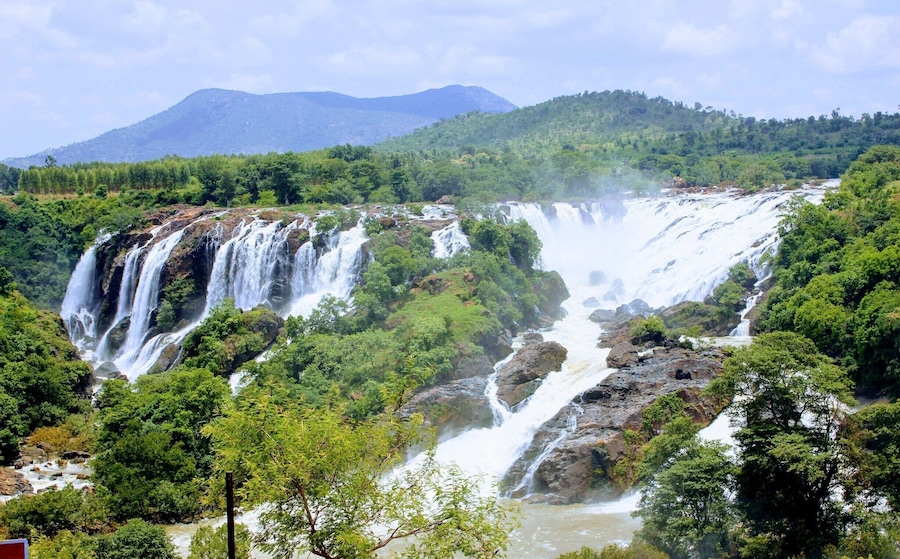#LifeAtExpedia #ExpediaCares
Sometimes called as India's very own Niagara Falls. This horse shoe shaped Waterfalls, take away your breath...