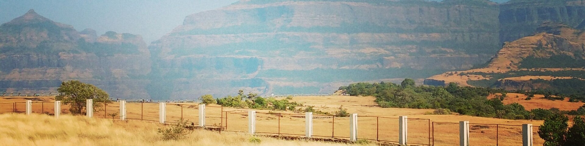 Sun-kissed grass and hills make for a peaceful and an Oh So Beautiful morning! #malshejghat #hills #sunkissedgrass #weekendgeaway #Maharashtra #tripaters