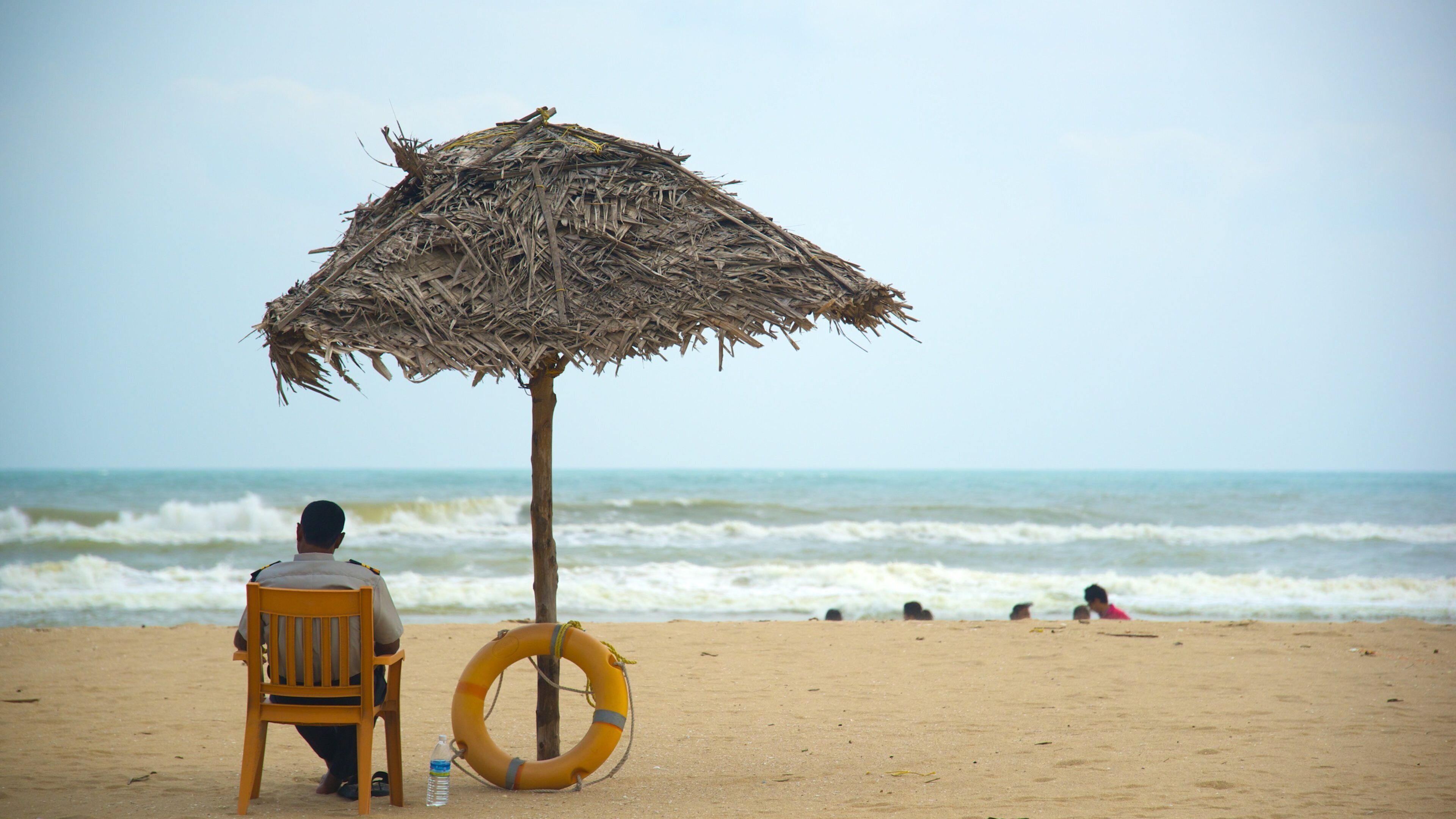Pondicherry que incluye una playa y también un hombre