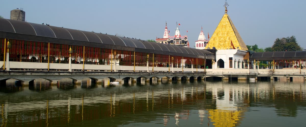 Jalandhar caracterizando aspectos religiosos, um rio ou córrego e um templo ou local de adoração